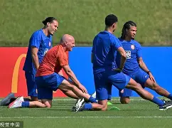 荷兰队在足球比赛中创造惊人战绩的是谁