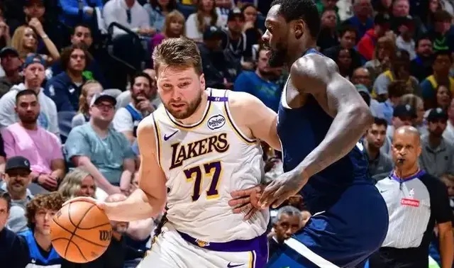 比赛中球员们发挥出色,向观众展示激烈竞争英语