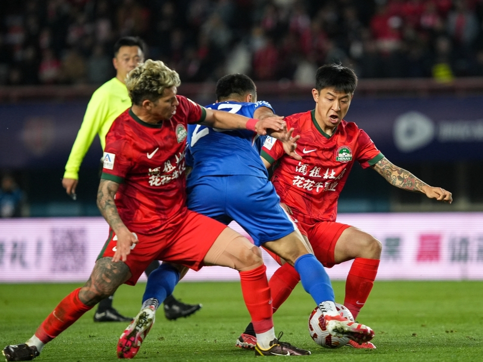 中国足球队在比赛中表现出色,晋级半决赛的是谁